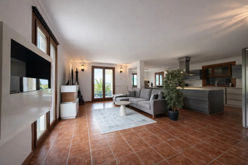 Wohnbereich und offene, moderne Küche