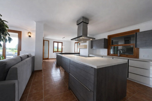 Komplette ausgestattete Küche und Essbereich