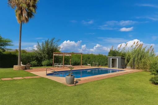 Der Pool ist umgeben von gepflegten Rasenflächen