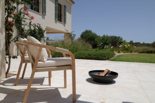 Großzügige Terasse mit Blick in den mediteranen Garten