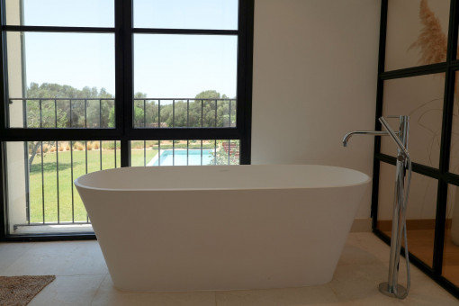 Freistehende Badewanne mit fantastischem Ausblick