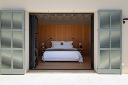 Blick vom Balkon ins Schlafzimmer 