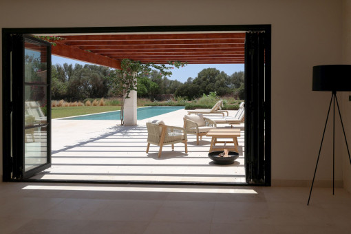 Großzügige Glasfront mit Blick auf Pool und Garten