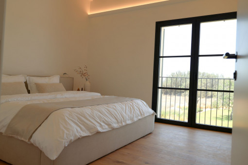 Helles Schlafzimmer mit Gartenblick