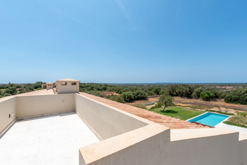Dachterrasse mit Blick bis zum Meer
