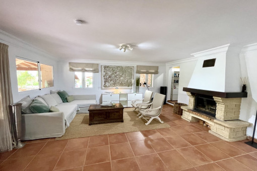 Heller Wohnbereich mit Kamin