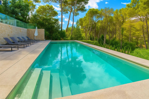 Swimmingpool umrahmt von Liegeterrassen