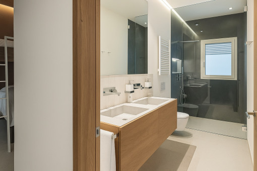 Badezimmer en Suite des Kinderzimmers