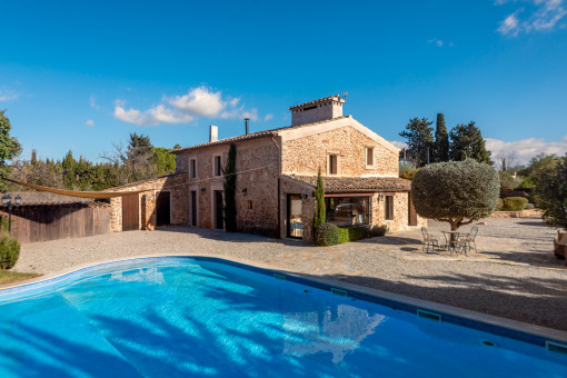 Bezaubernde, renovierte Natursteinfinca bei Santa María mit wunderschönem Garten und großem Pool
