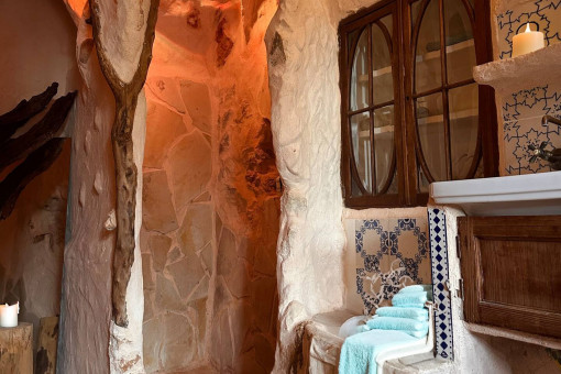 Zweites Badezimmer in naturverbundener Architektur