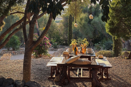 Ein gedeckter Tisch für gesellige Abende im Freien