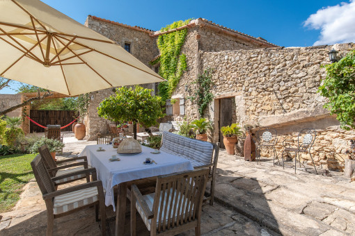 Finca mit Natursteinfassade