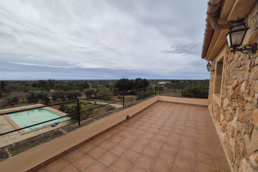Terrasse mit Poolblick