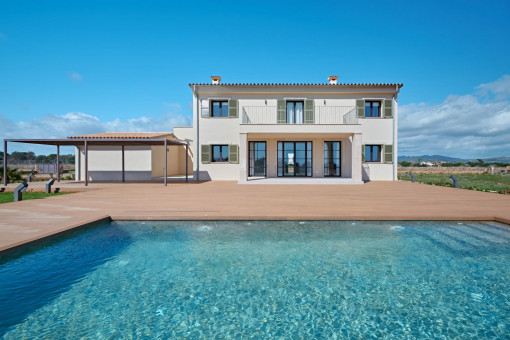 Poolbereich und Fassade