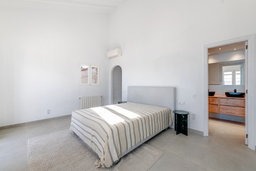 Masterschlafzimmer mit Badezimmer en suite