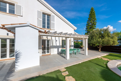 Überdachte Terrasse und gepflegter Garten 