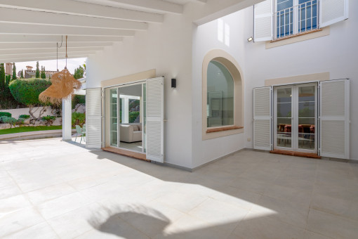 Halb überdachte Terrasse 