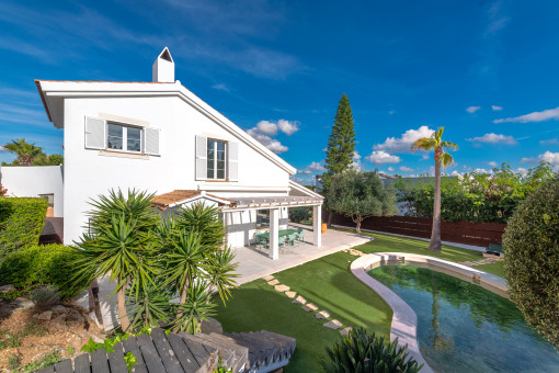 Well-kept garden with pool