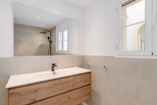  Eines der fünf Badezimmer 