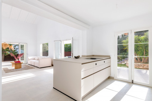 Moderne Kochinsel mit Terrassenzugang 