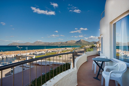 Wohnung direkt am Hafen von Son Serra de Marina mit sensationellem Meerblick über die Bucht