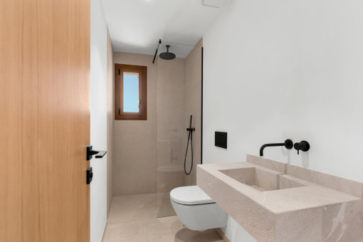 Gästetoilette mit Dusche im Erdgeschoss