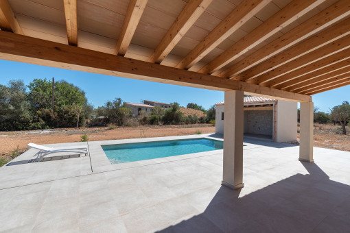 Terrasse mit Blick zum Pool