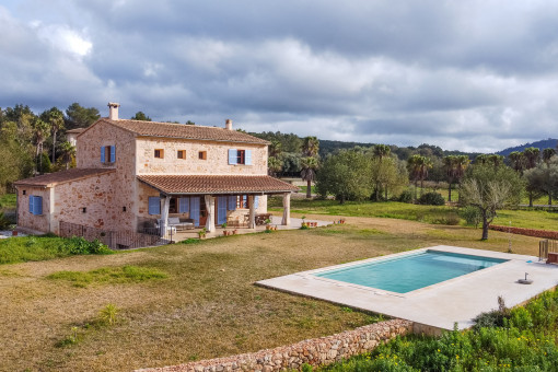 Exklusive Natursteinfinca mit Pool und Panoramablick in Algaida