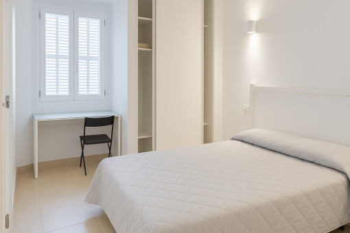 Hauptschlafzimmer im Erdgeschoss mit Einbauschrank und Schreibtisch