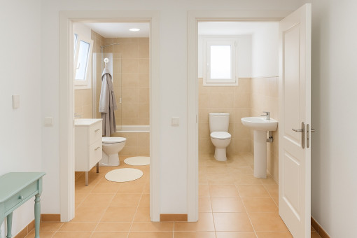 En-Suite-Badezimmer links & separates Gäste-WC rechts – funktionales Raumkonzept