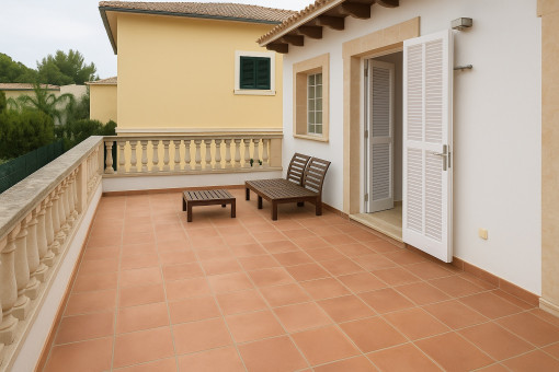 Rückseitige Terrasse im Obergeschoss – ideal für Privatsphäre und Ruhe