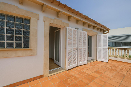 Rückseitige Terrasse im Obergeschoss – ideal für Privatsphäre und Ruhe