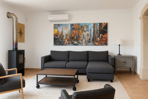 Stilvolles Wohnzimmer mit Kaminofen und Klimaanlage