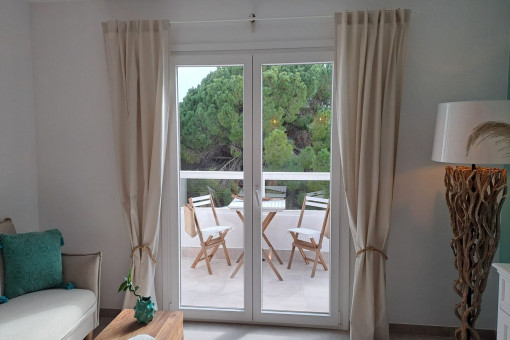 Wohnbereich mit Zugang zum Balkon
