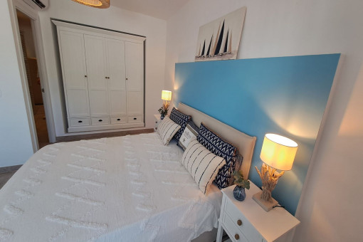 Schlafzimmer mit freistehenden Schrank