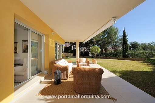 Exklusive Erdgeschosswohnung mit eigenem Garten, zwei Parkplätzen und Gemeinschaftspool in Sol de Mallorca