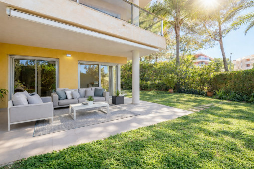 Exklusive Erdgeschosswohnung mit eigenem Garten, zwei Parkplätzen und Gemeinschaftspool in Sol de Mallorca
