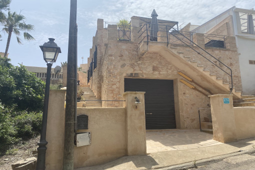 Charmantes Haus mit Ferienvermietungslizenz in erster Meereslinie in Cala Llombards
