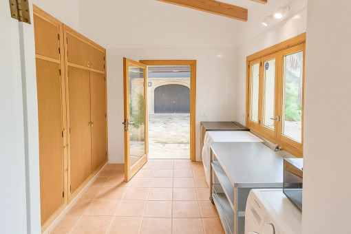 Waschküche mit Zugang in den Außenbereich