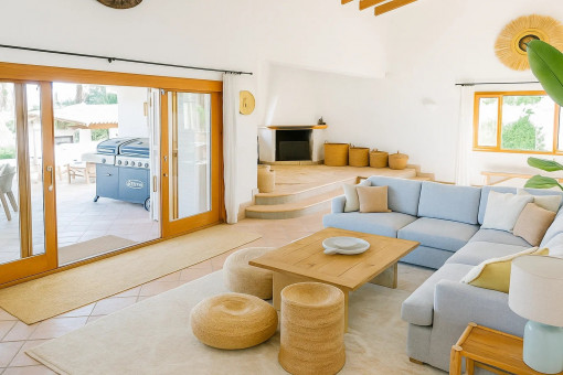 Modernes Wohnzimmer mit Kaminecke und Terrassenzugang