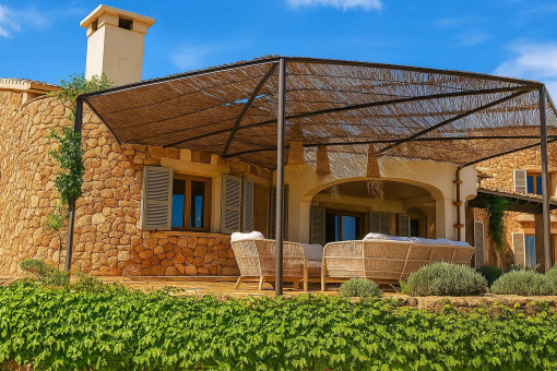 Großzügige überdachte Terrasse des Haupthauses