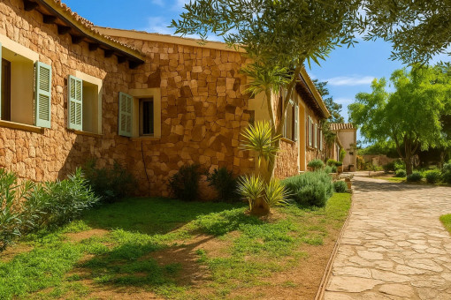 Natursteinfassade des Haupthauses