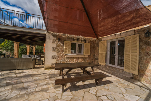 Gemütliche Terrasse mit rustikalem Charme