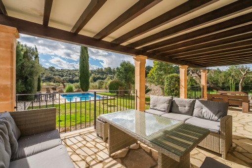 Überdachte Terrasse mit Poolblick und Natur