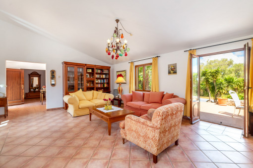 Wohnbereich mit Kamin und Zugang zum Patio und Poolterrasse