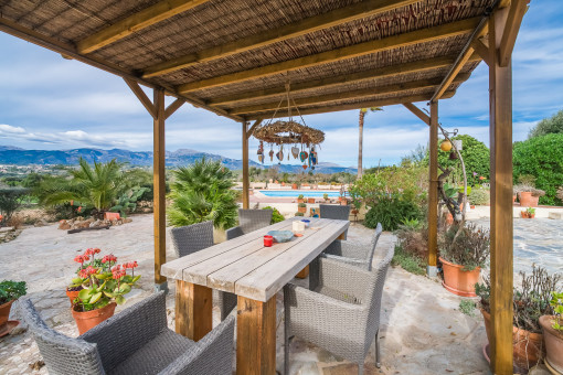 Überdachte Terrasse mit Blick ins Grüne