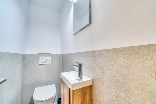 Modernes Badezimmer mit Dusche