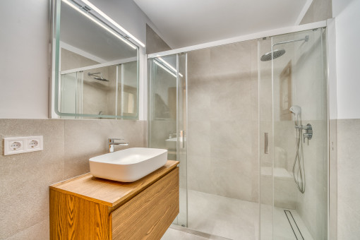 Badezimmer mit ebenerdiger Dusche