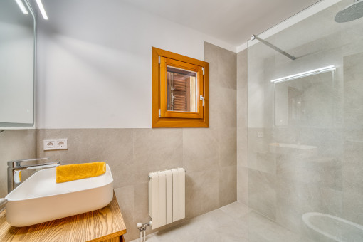 Badezimmer mit Fenster und Waschbecken