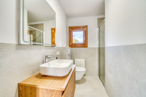 Badezimmer mit Badewanne und Naturstein